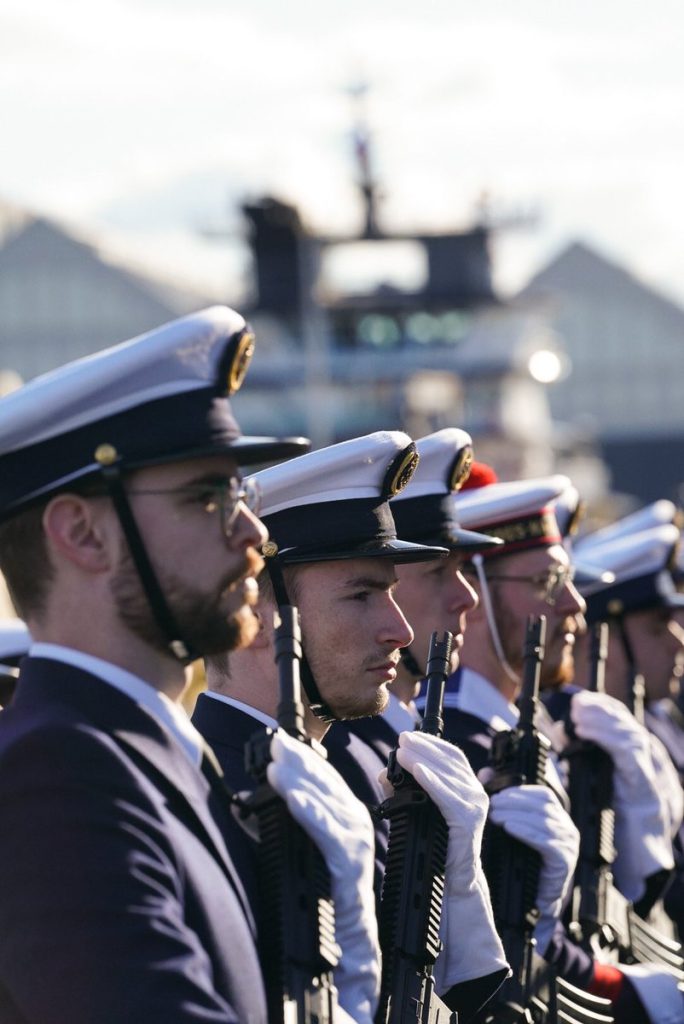 Soldats, marins, aviateurs, personnels civils de la défense, industriels :
Je suis là, avec vous à Cherbourg, pour saluer votre engagement et vous dire ma confiance.