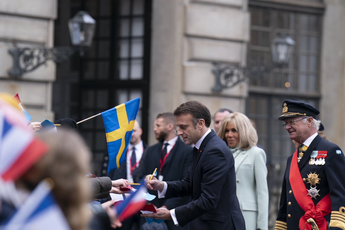 Inbjuden till ett land som är en vän till Frankrike, en medlem av vår stora europeiska familj, en strategisk allierad och snart medlem av Nato: Sverige. Kära vänner, tack för ert välkomnande.