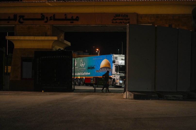 Un camion traverse le poste frontière de Rafah, de la bande de Gaza vers l'Égypte, après avoir livré de l'aide humanitaire, novembre 2023.