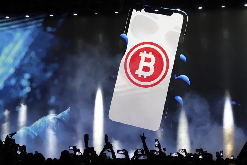 Un symbole Bitcoin est présenté sur un écran LED lors de la cérémonie de clôture d'un congrès pour les investisseurs en cryptomonnaie à Santa Maria Mizata, au Salvador, en novembre 2021.