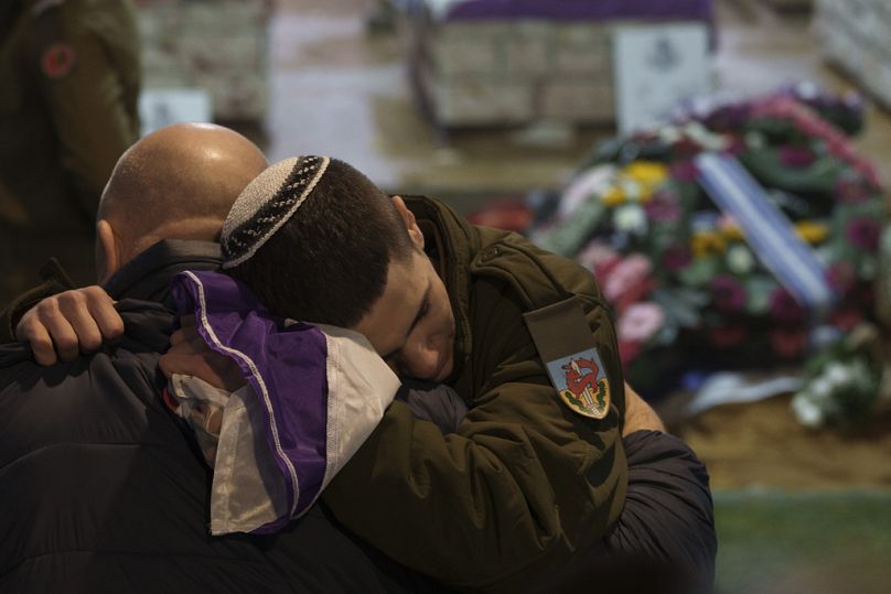 Famille et amis du sergent réserviste israélien.  Nicholas Berger de première classe pleure lors de ses funérailles au cimetière militaire du Mont Herzl à Jérusalem, janvier 2024