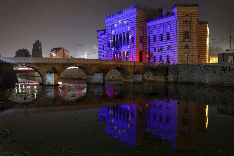 Le drapeau de l'Union européenne est projeté sur le bâtiment de la Bibliothèque nationale de Sarajevo, octobre 2022