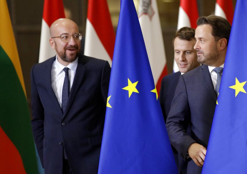 Le président du Conseil européen Charles Michel, le président français Emmanuel Macron et le vice-Premier ministre luxembourgeois Xavier Bettel au bâtiment du Conseil européen à Bruxelles, décembre 2019