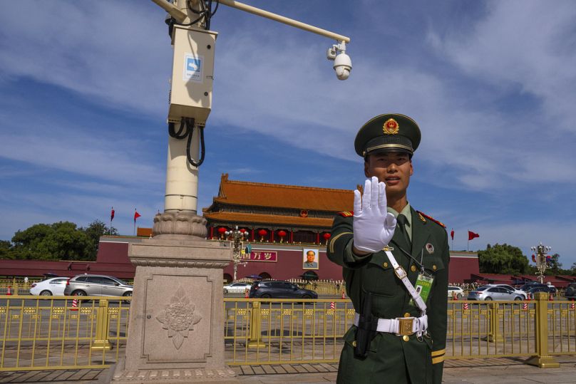 Un soldat chinois monte la garde à côté de la place Tiananmen après la cérémonie d'ouverture du Forum de la Ceinture et de la Route qui s'est tenu au Grand Palais du Peuple à Pékin, en octobre 2023.
