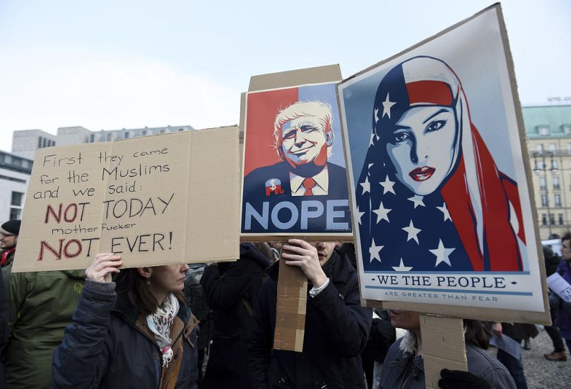 Des manifestants se rassemblent près de l'ambassade américaine pour manifester contre l'interdiction de voyager imposée au président américain Donald Trump à Berlin, en février 2017.