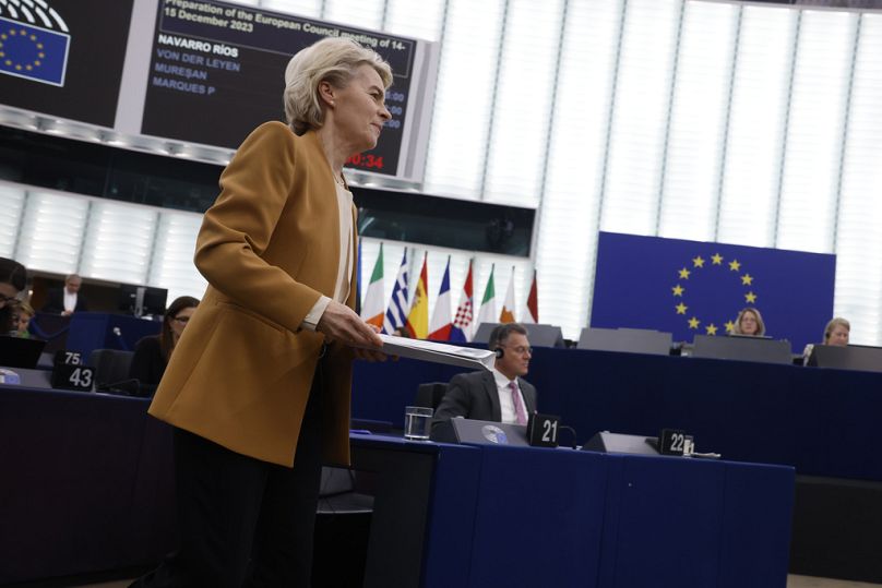 La présidente de la Commission européenne, Ursula von der Leyen, arrive pour prononcer son discours lors d'une session du Parlement européen à Strasbourg, décembre 2023.