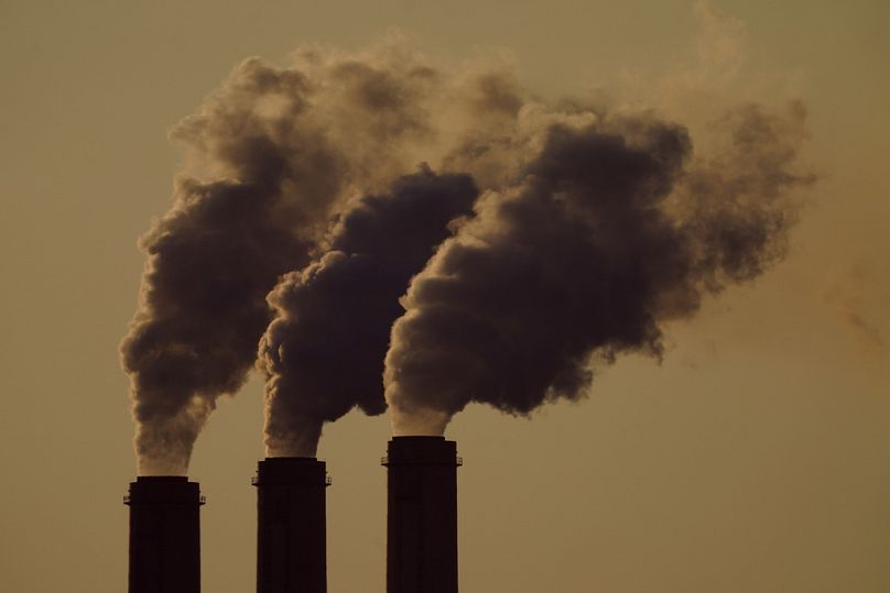 Les émissions augmentent des cheminées d'une centrale électrique au charbon au coucher du soleil, près d'Emmett, Kansas, septembre 2021