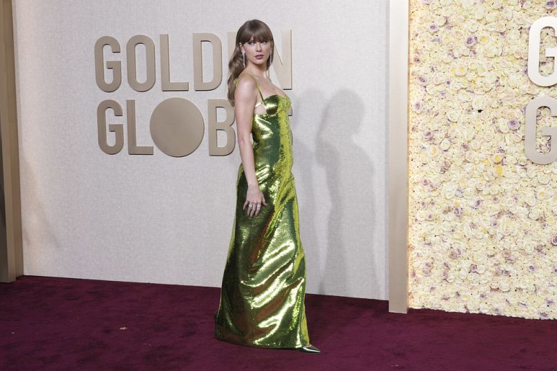 Taylor Swift arrive à la 81e cérémonie des Golden Globe Awards, le dimanche 7 janvier 2024, au Beverly Hilton de Beverly Hills, en Californie.