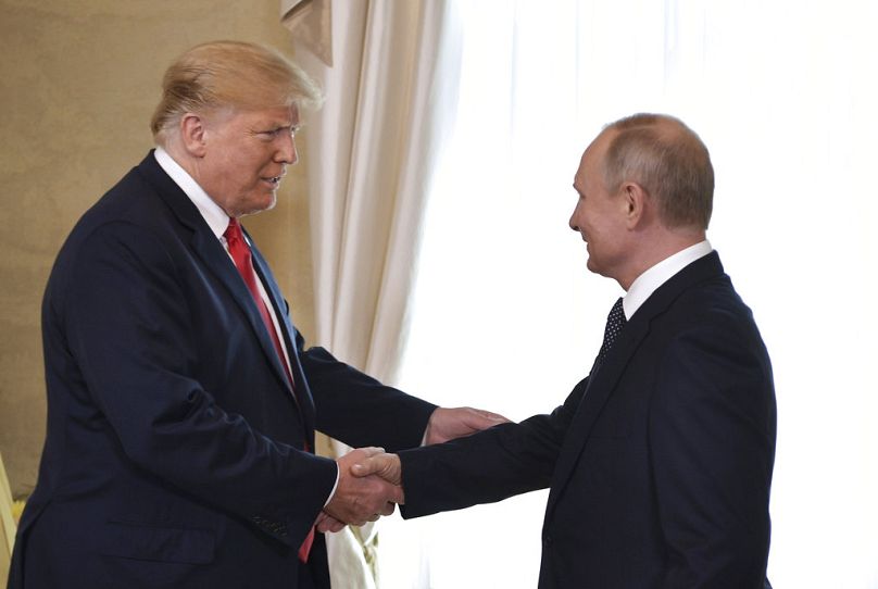L'ancien président américain Donald Trump et le président russe Vladimir Poutine, à droite, se saluent au palais présidentiel d'Helsinki, en Finlande, en 2018.