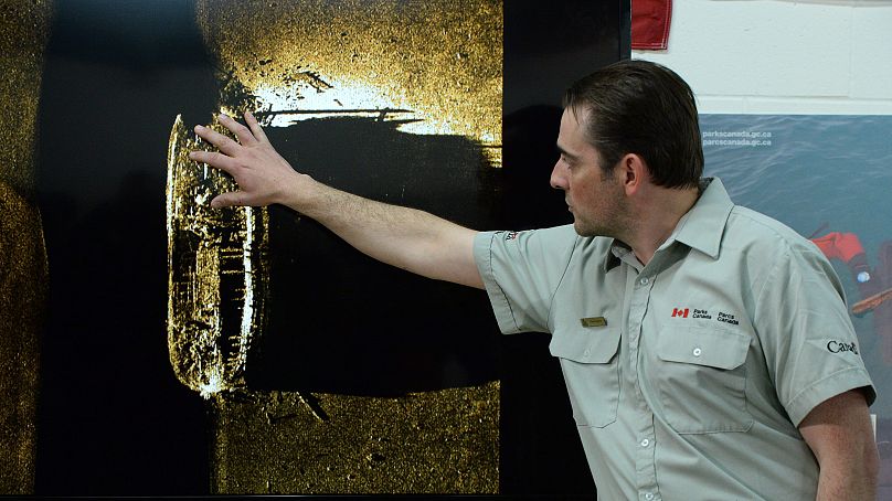 Ryan Harris explique la découverte de l'expédition dans le détroit de Victoria lors d'une conférence de presse à Ottawa le 9 septembre 2014.