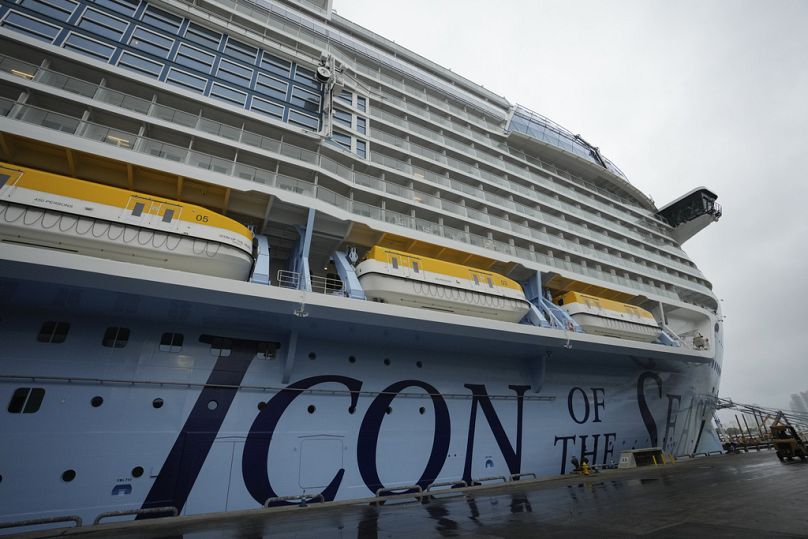 Icon of the Seas, le plus grand navire de croisière au monde, est à quai alors qu'il se prépare pour son voyage public inaugural.