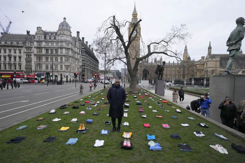 Idris Elba se tient sur la place du Parlement avec des vêtements représentant le coût humain de la criminalité au couteau au Royaume-Uni à Londres, le 8 janvier 2024.