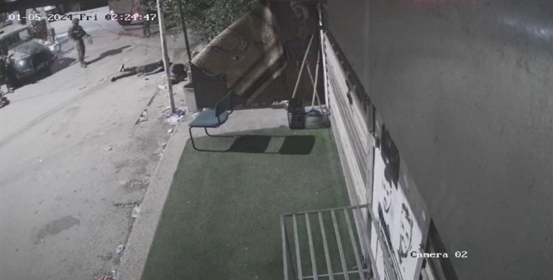 Dans cette capture prise à partir d'images de caméras de sécurité aux premières heures du vendredi 5 janvier 2024, des soldats israéliens s'approchent de trois hommes sur lesquels ils ont tiré, en Cisjordanie occupée.