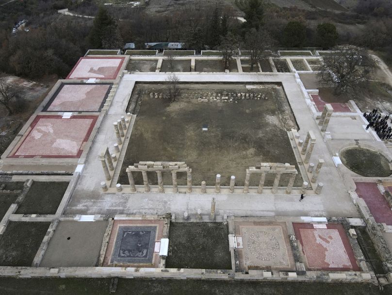Le palais d'Aigai, construit il y a plus de 2 300 ans sous le règne du père d'Alexandre le Grand, est vu d'en haut après sa réouverture complète dans l'ancienne Aigai.