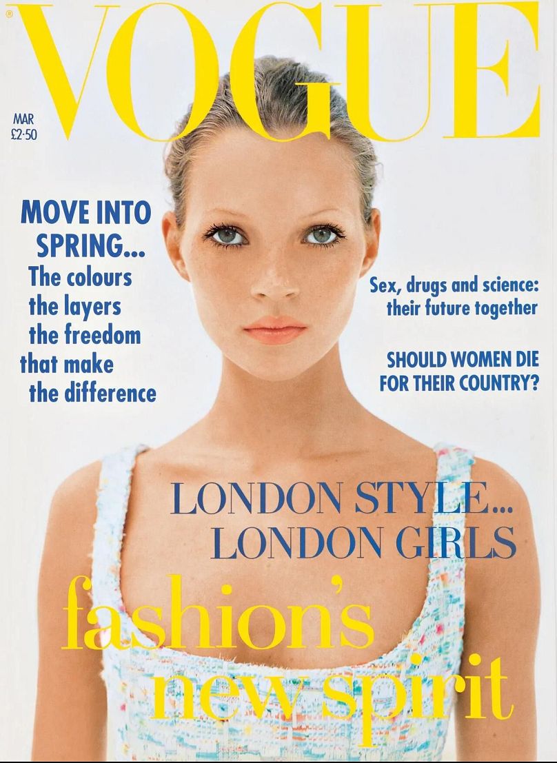 Moss, 19 ans, a photographié pour sa première couverture du Vogue britannique par la mannequin devenue photographe Corinne Day, pour le numéro de mars 1993.