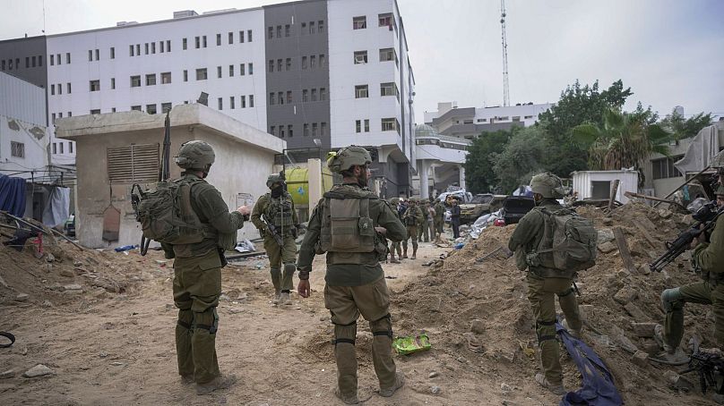 Des soldats israéliens devant l’hôpital Shifa, dans la ville de Gaza, le 22 novembre 2023.
