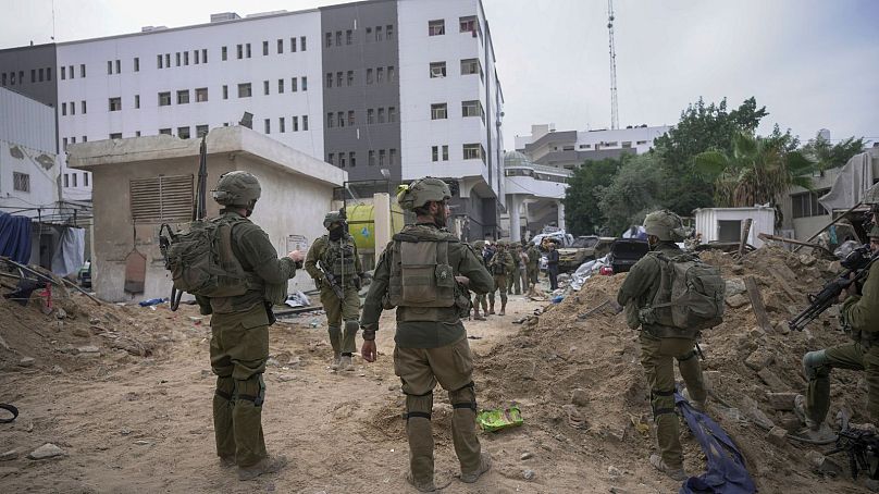 Des soldats israéliens devant l’hôpital Shifa, dans la ville de Gaza, le 22 novembre 2023.