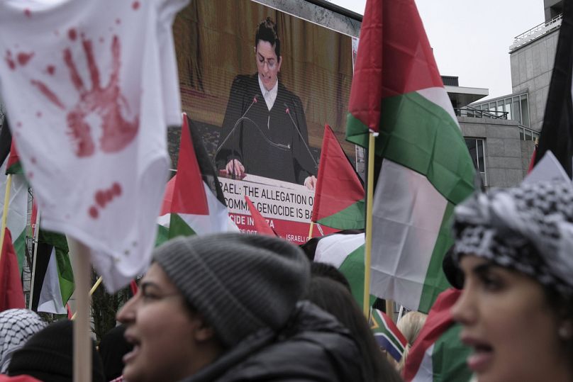 Les manifestants crient des slogans devant la Cour internationale de Justice de La Haye alors que commence le procès pour génocide contre Israël.