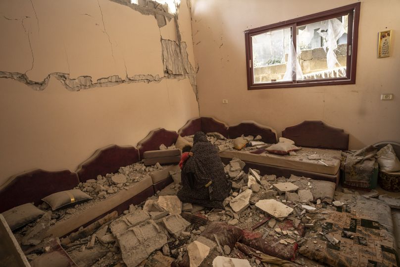 Des membres de la famille Abu Sinjar inspectent leur maison après qu'elle ait été touchée par une frappe aérienne israélienne à Rafah, dans le sud de la bande de Gaza, le vendredi 5 janvier 2024.