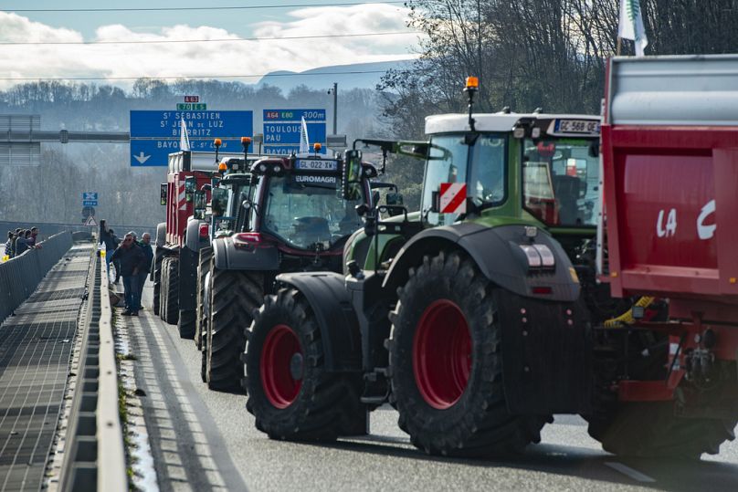 Des agriculteurs français bloquent le viaduc Hubert Touya sur une autoroute le mardi 23 janvier 2024 à Bayonne, dans le sud-ouest de la France.