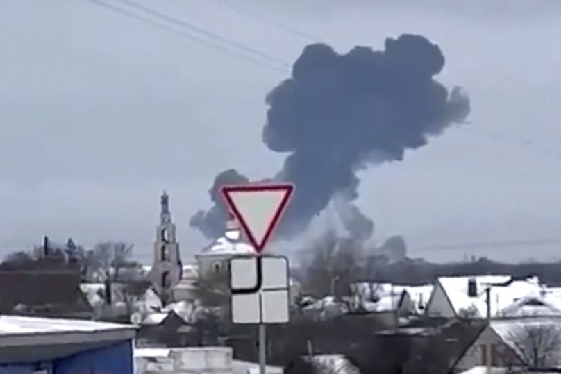 Sur cette photo tirée d'une vidéo UGC validée, de la fumée s'élève mercredi de la scène d'un accident d'avion de guerre dans une zone résidentielle près de Yablonovo, dans la région de Belgorod.