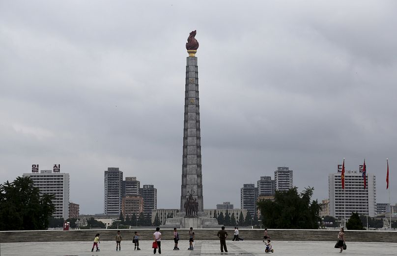 La tour Ju Che depuis la place Kim Il Sung le 21 juillet 2013, dans le centre-ville de Pyongyang, en Corée du Nord.