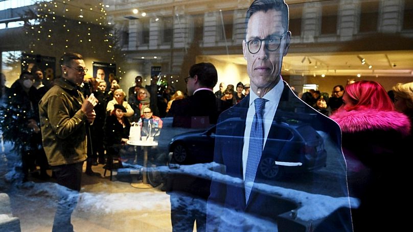 Une photo du candidat à la présidentielle du Parti de la coalition nationale (NCP), Alexander Stubb, est visible dans la vitrine d'un café alors qu'il fait campagne à Helsinki, en Finlande, le jeudi 11 janvier 2020.