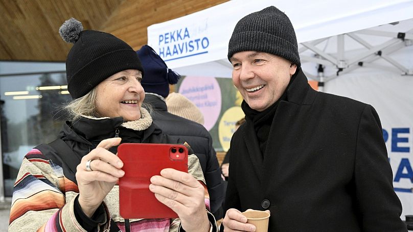Le membre du Parti Vert, le candidat à la présidentielle Pekka Haavisto, à droite, a une photo prise avec Outi Vaajoensuu pendant la campagne à Helsinki, en Finlande, le 16 décembre 2023.