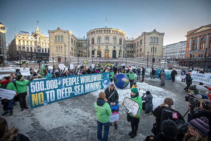 Des militants internationaux et des organisations environnementales se rassemblent devant le Parlement norvégien alors que le vote approuvant l'ouverture de l'exploitation minière en haute mer a été adopté.