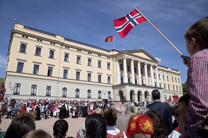 Des écoliers locaux défilent devant le Palais Royal lors d'un défilé à Oslo, en Norvège, pour célébrer la Journée de la Constitution norvégienne, le 17 mai 2019.