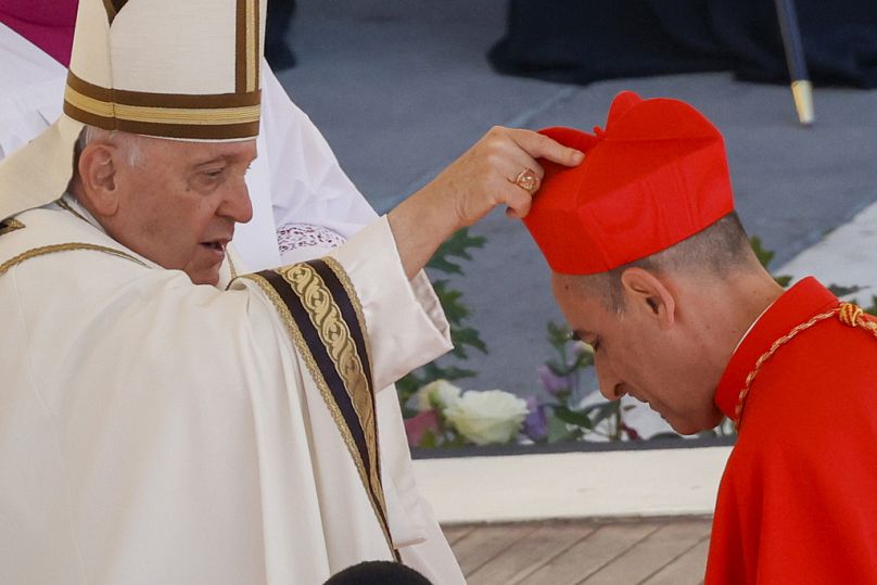 Le cardinal Víctor Manuel Fernández, nouvellement élu, préfet du Dicastère pour la doctrine de la foi, reçoit sa barrette des mains du pape François en septembre 2023.