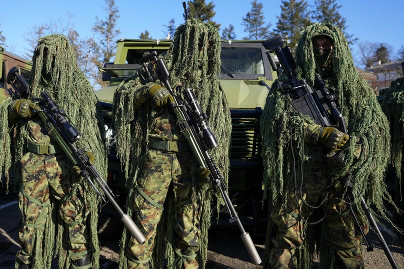 Les soldats de l'armée serbe à Belgrage se préparent pour une visite présidentielle.