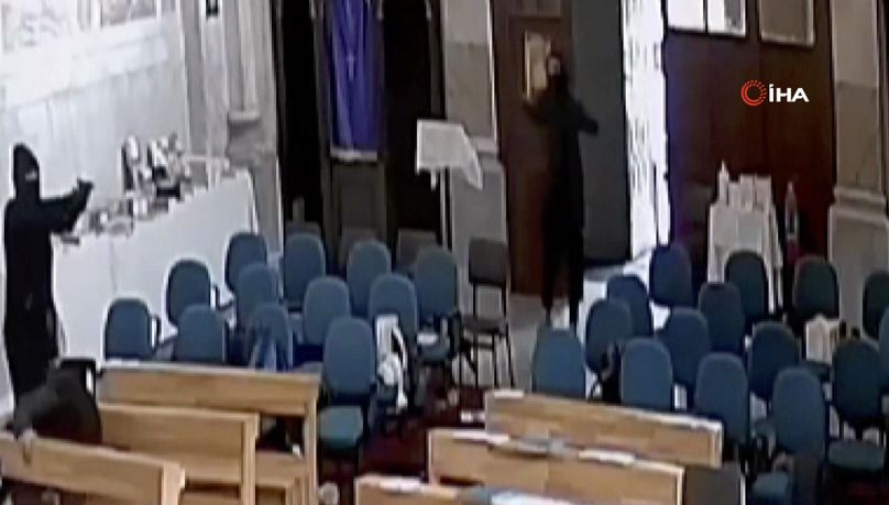 Une capture d'écran d'une séquence vidéo prise par une caméra de vidéosurveillance montre deux hommes masqués tenant des armes à feu à l'intérieur de l'église Santa Maria à Istanbul, en Turquie, le dimanche 28 janvier 2024.