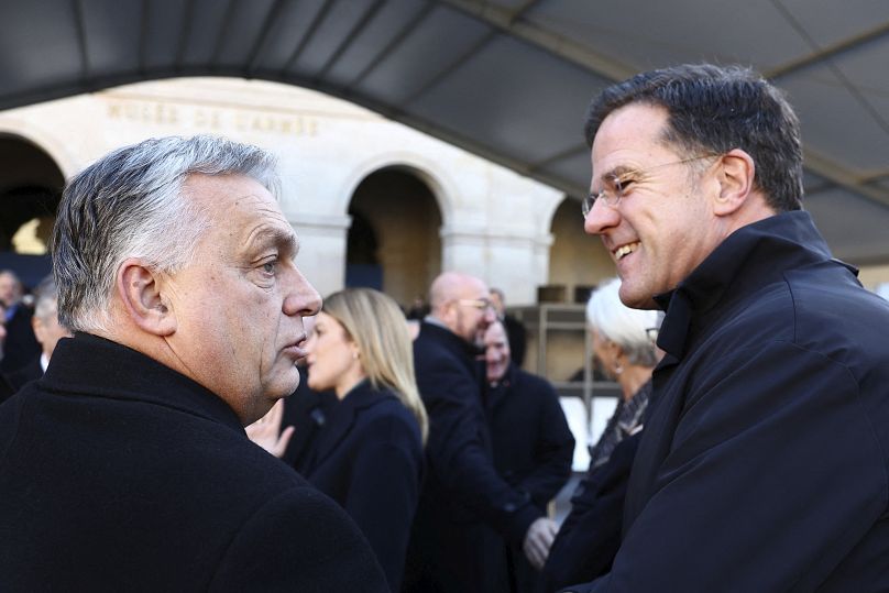 Le Premier ministre hongrois Viktor Orban, à gauche, s'entretient avec le Premier ministre néerlandais Mark Rutte.