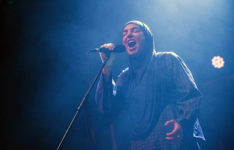 La chanteuse irlandaise Sinead O'Connor se produit à l'Akvarium Klub à Budapest, en Hongrie, le 9 décembre 2019.