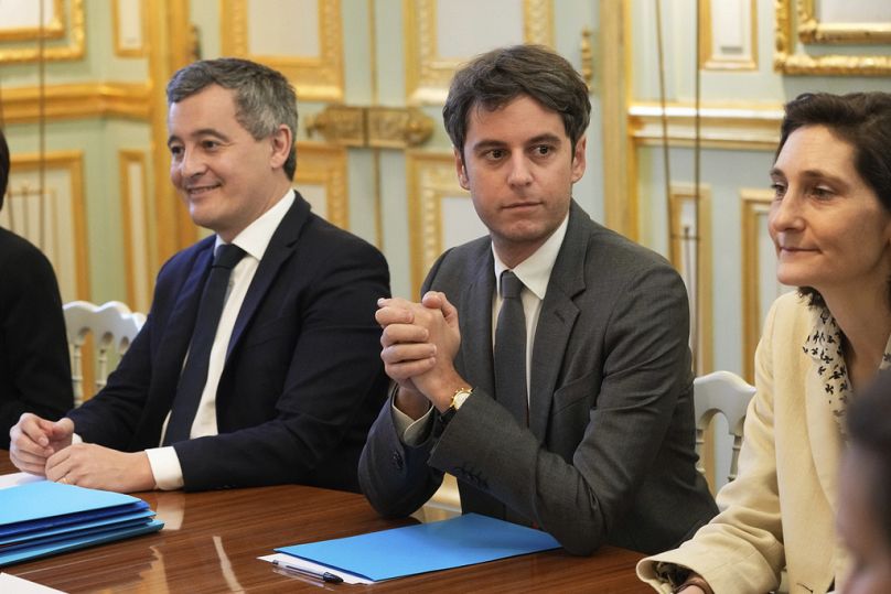 Le nouveau Premier ministre français Gabriel Attal, au centre, et Amélie Oudea-Castera, à droite.