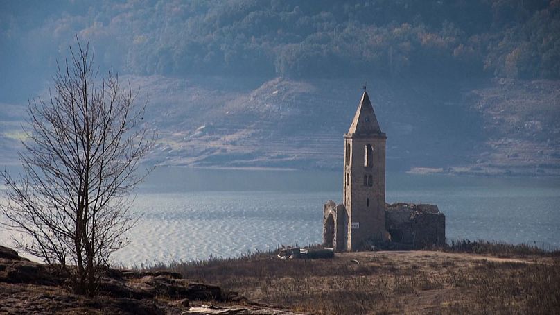 L'église est désormais solidement implantée sur la terre ferme et a commencé à attirer des « touristes de la sécheresse ».