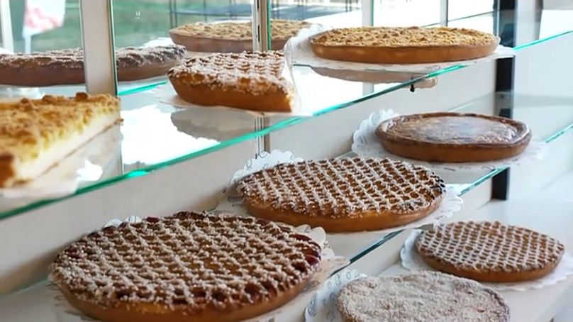 Diverses tartes limbourgeoises exposées dans une boulangerie du Limbourg.