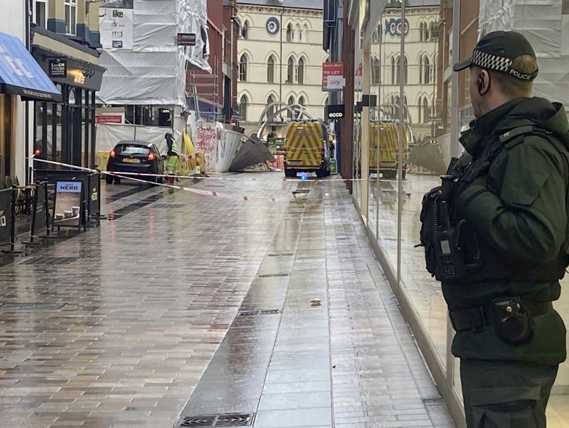 Services d'urgence sur les lieux où des échafaudages ont été délogés dans le centre-ville de Belfast, en Irlande du Nord, pendant la tempête Isha.