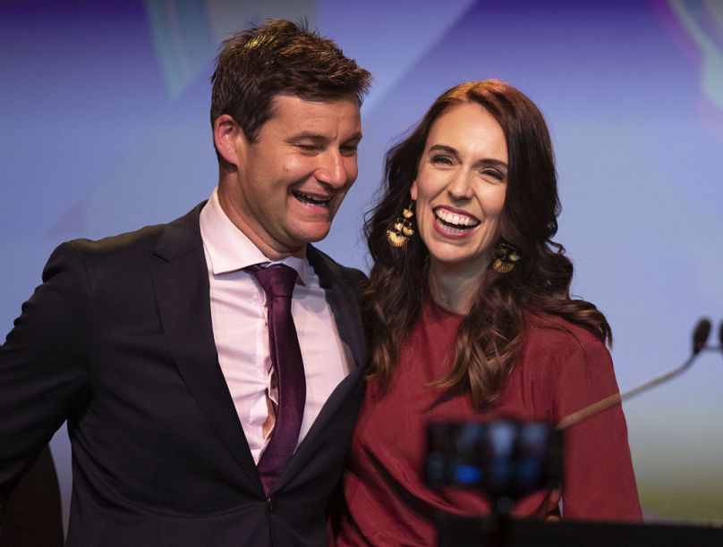 Ardern, à droite, est félicitée par son partenaire Clarke Gayford après son discours de victoire devant les membres du Parti travailliste lors d'un événement à Auckland, en Nouvelle-Zélande, en 2020.