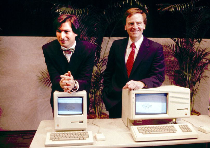 Le PDG d'Apple, Steven P. Jobs, à gauche, et le président John Sculley présentent le nouvel ordinateur de bureau Macintosh en janvier 1984 lors d'une assemblée des actionnaires à Cupertino, Californie, États-Unis.
