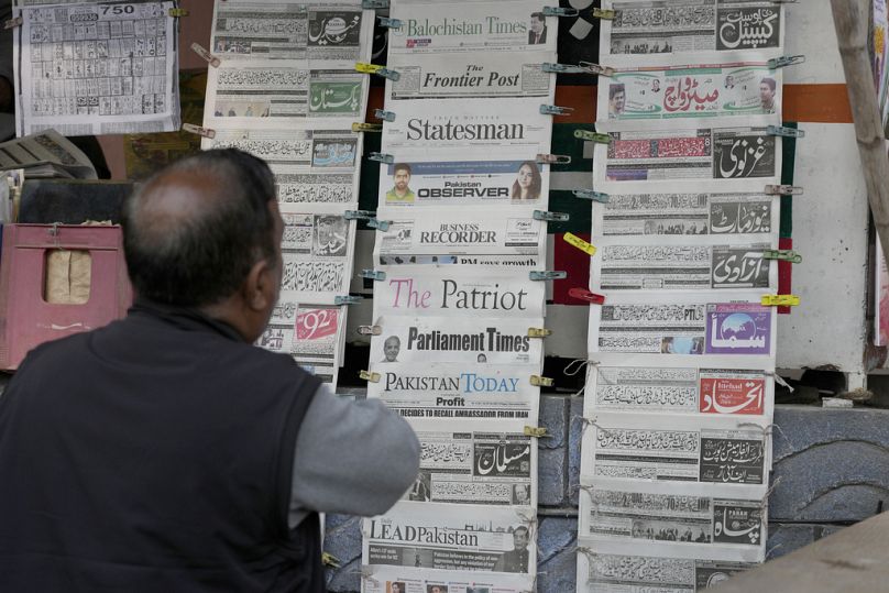 Un Pakistanais consulte les journaux du matin faisant la une de l'attaque iranienne, sur un stand à Islamabad, au Pakistan, le jeudi 18 janvier 2024.