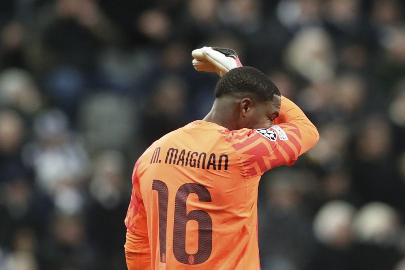 Mike Maignan, gardien de but de l'AC Milan, réagit après avoir reçu un carton jaune lors du match de football du groupe F de la Ligue des Champions entre Newcastle United et l'AC Milan à St. James' Park