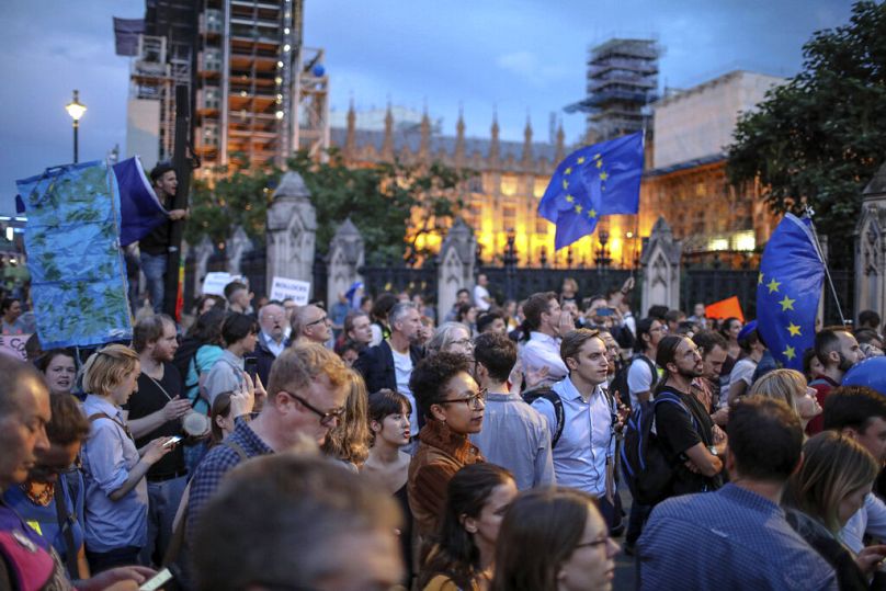Des partisans anti-Brexit participent à une manifestation devant le Parlement dans le centre de Londres en 2019.