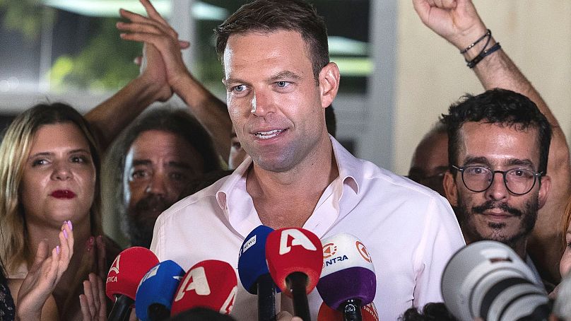 Stefanos Kasselakis, chef du principal parti d'opposition Syriza, s'adresse à ses partisans devant le siège du parti à Athènes, le lundi 25 septembre 2023.