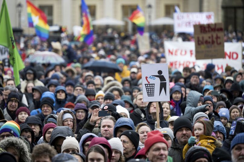 Les gens se tiennent sur la place Alter Markt pendant la