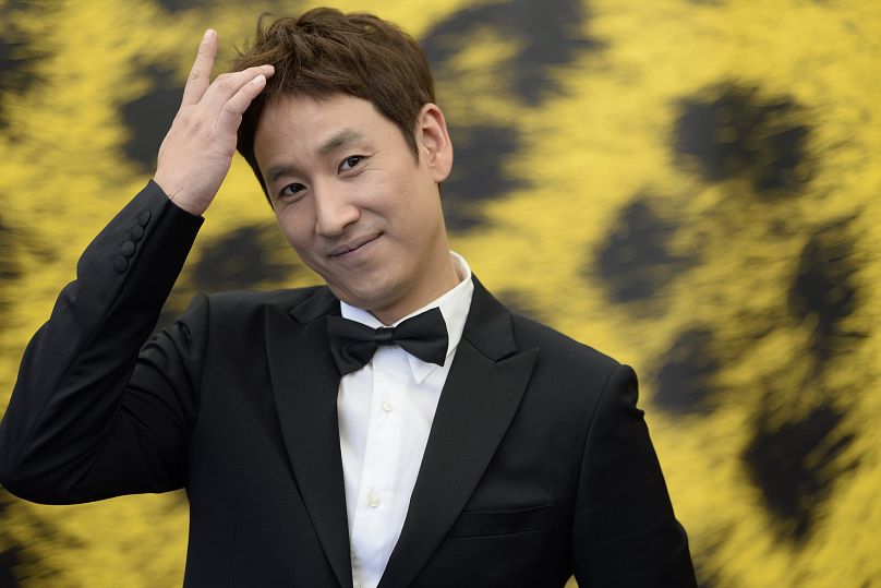 Lee Sun-kyun pose pendant la séance photo pour le film