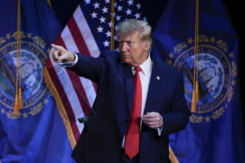 Le candidat républicain à la présidentielle, l'ancien président Donald Trump, désignant les membres du public lors d'un événement de campagne à Rochester, New Hampshire, le dimanche 21 janvier 2024.