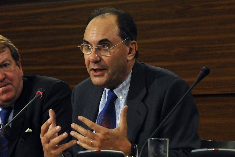DOSSIER - Alejo Vidal-Quadras d'Espagne fait des gestes en parlant aux médias au Parlement européen à Bruxelles, Belgique