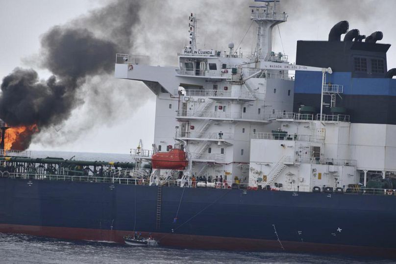 Une vue du pétrolier Marlin Luanda en feu après une attaque, dans le golfe d'Aden